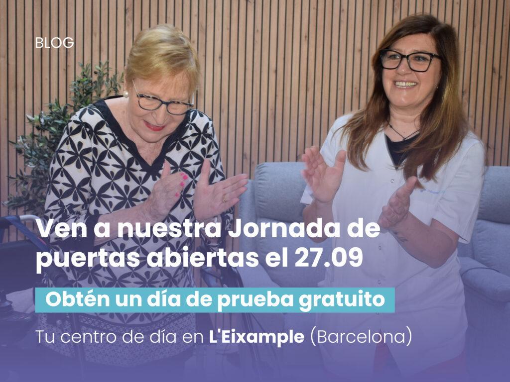 Dos mujeres sonrientes, una persona mayor y una profesional de la salud, aplaudiendo juntas en un centro de día.